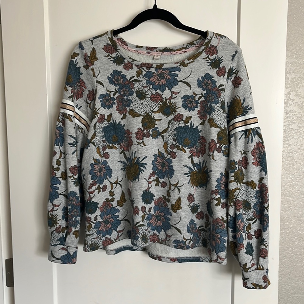 Long sleeve top. Size: L but fits like a medium